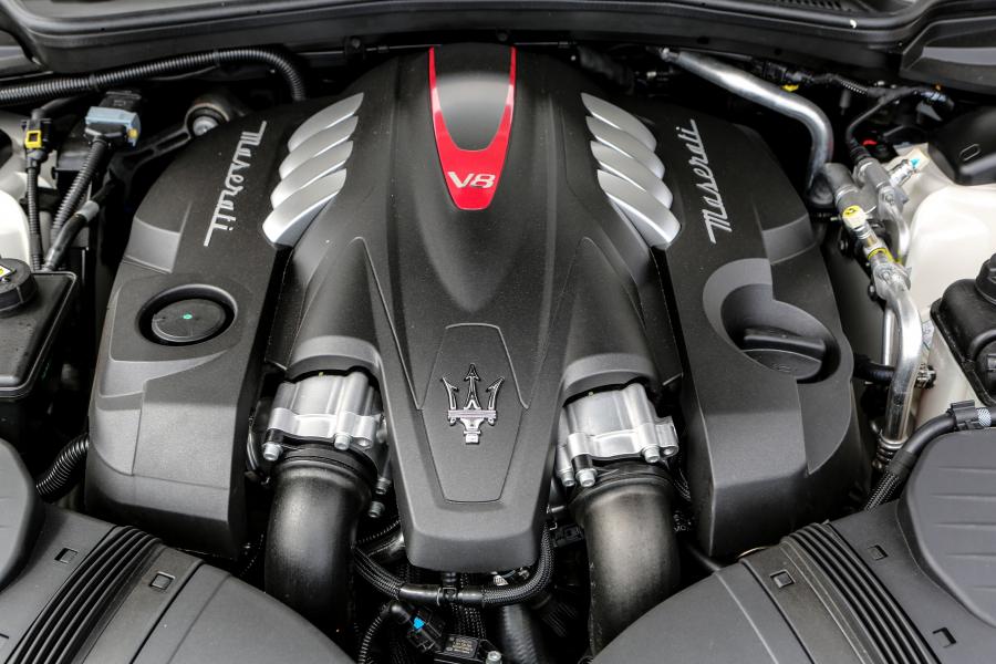 Моторный отсек Maserati Quattroporte GTS GranSport 2016 года  (фото 45 из 46)